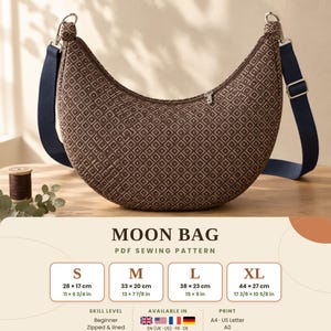 Puede incluir: Un bolso de media luna en tela marrón con un patrón geométrico de diamantes, cierre de cremallera plateado y correa ajustable azul oscuro. El texto dice MOON BAG PDF SEWING PATTERN con cuatro tamaños: S 28 x 17 cm, M 33 x 20 cm, L 38 x 23 cm y XL 44 x 27 cm.