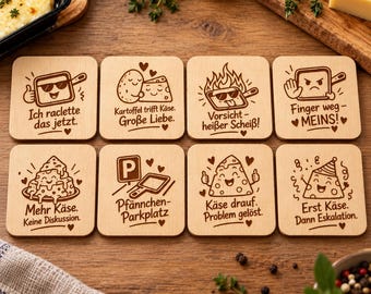 Può includere: Otto sottobicchieri quadrati in legno con illustrazioni incise al laser marroni e testo in tedesco a tema raclette. I disegni includono una padellina sorridente, una patata che abbraccia il formaggio, una padella in fiamme e formaggio festoso.