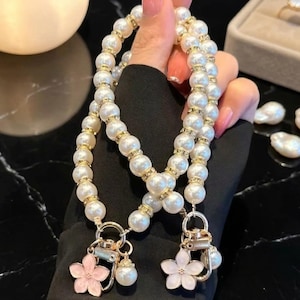 Llavero de perlas para mujer, dije de concha con cuentas de perlas brillantes, accesorio para teléfono, bolso o mochila, colgante para llave de coche, elegante regalo de joyería para ella.