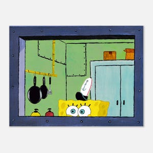 Op de afbeelding: Een rechthoekig schilderij met een geel, poreus personage met grote blauwe ogen en een witte hoed met een blauw ankersymbool. De scène toont een keukeninterieur met groene muren, een geel rek, twee zwarte pannen en een lichtblauwe kast.