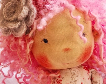 Grande poupée Waldorf inspirée d'une petite fille rose