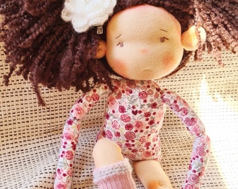 Grande poupée Waldorf inspirée d'une petite fille en marron