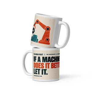Pode incluir: Duas canecas de cerâmica branca empilhadas verticalmente. A caneca superior apresenta um gráfico de um braço robótico laranja. A caneca inferior exibe o texto em preto e laranja: THE HUMAN ROAST | THR COUNTERPOINTS AI | IF A MACHINE DOES IT BETTER LET IT. THEHUMANROAST.COM.
