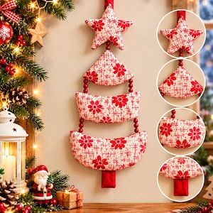 Könnte beinhalten: Ein hängender Weihnachtsbaumschmuck aus vier gepolsterten Stoffsegmenten mit rotem Blumenmuster auf weißem Grund, verbunden durch rote Holzperlen. Die Segmente sind als Stern, zwei geschwungene Ebenen und ein rechteckiger Sockel geformt.
