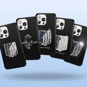 Könnte beinhalten: Fünf schwarze Smartphone-Hüllen mit verschiedenen Attack on Titan-Motiven, darunter das Wings of Freedom-Emblem in Weiß, Blau und Grau sowie der Attack on Titan-Schriftzug und der Text Wings of Freedom auf den Oberflächen.