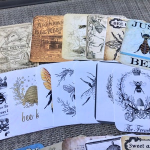 Puede incluir: Una colecci&oacute;n de tarjetas de estilo vintage con abejas e im&aacute;genes relacionadas con las abejas. Las tarjetas tienen ilustraciones en blanco y negro de abejas, panales y dise&ntilde;os florales. Algunas tarjetas tienen texto, incluyendo "The American Bee Keeper", "Just Bee", "Queen Bee Laundry Co" y "The French Bee".
