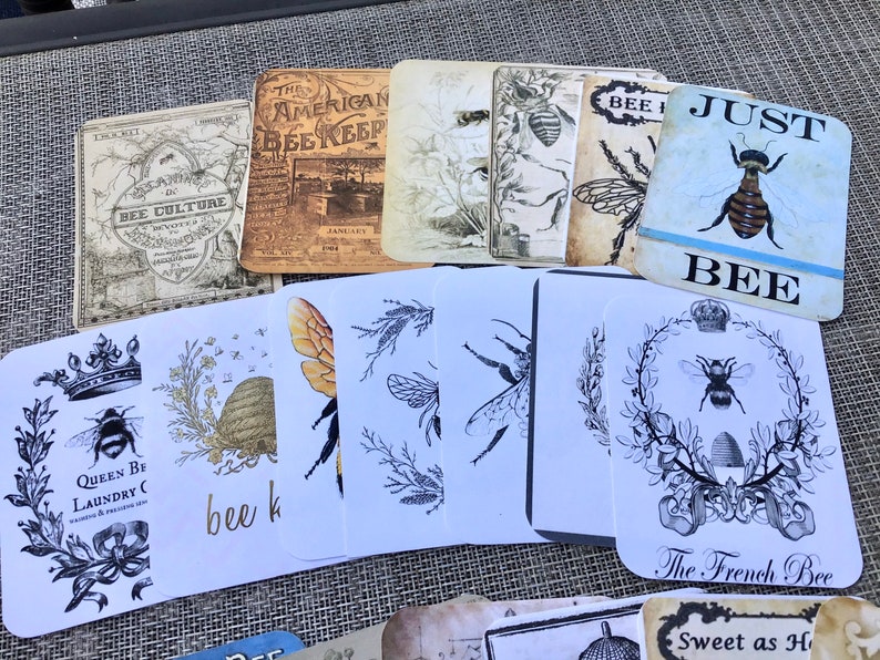 Puede incluir: Una colecci&oacute;n de tarjetas de estilo vintage con abejas e im&aacute;genes relacionadas con las abejas. Las tarjetas tienen ilustraciones en blanco y negro de abejas, panales y dise&ntilde;os florales. Algunas tarjetas tienen texto, incluyendo "The American Bee Keeper", "Just Bee", "Queen Bee Laundry Co" y "The French Bee".