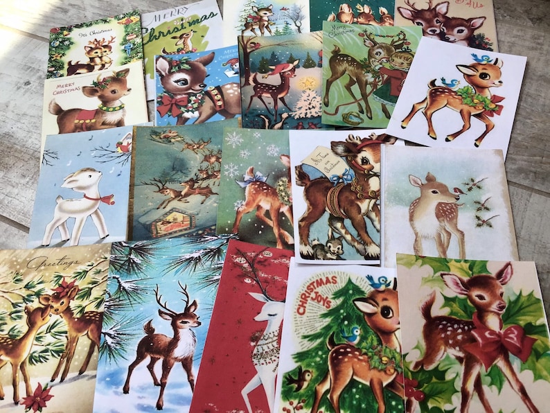 Op de afbeelding: Een verzameling vintage kerstkaarten met illustraties van herten, rendieren en andere bosdieren. De kaarten zijn versierd met feestelijke kleuren en ontwerpen, waaronder rood, groen en goud. Sommige kaarten hebben de tekst "Merry Christmas" en "Greetings".