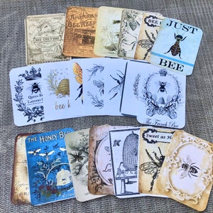 Puede incluir: Una colecci&oacute;n de ef&iacute;meras de papel de estilo vintage con tem&aacute;tica de abejas con ilustraciones de abejas, panales y equipos de apicultura. Las ef&iacute;meras de papel incluyen texto como "The American Beekeeper", "Queens Be Laundry", "The French Bee", "Sweet as Honey" y "Just Bee".
