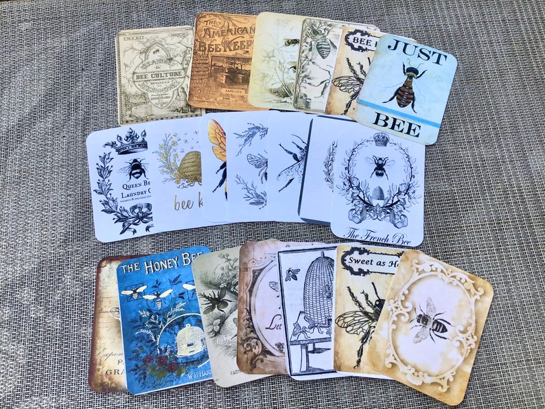 Puede incluir: Una colecci&oacute;n de ef&iacute;meras de papel de estilo vintage con tem&aacute;tica de abejas con ilustraciones de abejas, panales y equipos de apicultura. Las ef&iacute;meras de papel incluyen texto como "The American Beekeeper", "Queens Be Laundry", "The French Bee", "Sweet as Honey" y "Just Bee".