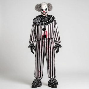 Op de afbeelding: Een clownskostuum bestaande uit een zwart-wit gestreepte jumpsuit met rode bloedachtige spetters, een zwarte rucheskraag, twee zwarte pompons op de borst, zwarte handschoenen en een clownmasker met grijs haar en een rode neus.