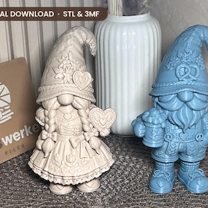 Könnte beinhalten: Zwei 3D-gedruckte Zwergenfiguren. Der linke Zwerg ist beige, trägt ein Kleid mit Zöpfen und hält ein Herz. Der rechte Zwerg ist blau, trägt eine Lederhose und hält einen Bierkrug. Der Text auf dem Bild lautet: DIGITAL DOWNLOAD · STL & 3MF.