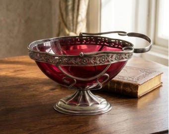 Viktorianisches Tischgesteck aus Rubinglas • Antike Zuckerdose im Jugendstil • Aufwendig verzierte, durchbrochene Servierschale mit Blumenmuster