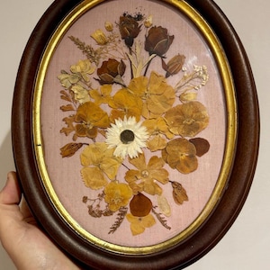 Marco ovalado de madera con flores prensadas estilo vintage – Arreglo floral seco natural bajo cristal – Auténtico adorno de pared artesanal de los años 80