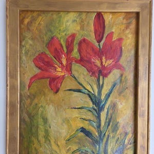 Può includere: Un dipinto a olio in una cornice di legno dorato che raffigura due vivaci gigli rossi con centri gialli e un singolo bocciolo chiuso. I fiori sono su uno sfondo strutturato nei toni caldi del giallo e del verde, con la firma G. Melcerio visibile.