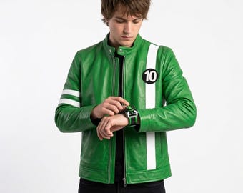 Puede incluir: Una chaqueta de cuero verde vibrante con una franja vertical blanca en el pecho izquierdo, un parche circular negro con el número 10 en blanco y dos franjas horizontales blancas en la manga derecha. La chaqueta tiene cuello alto y cremallera frontal.