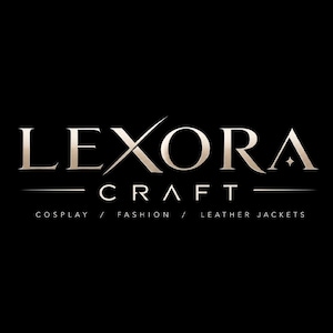 Puede incluir: Un logotipo gr&aacute;fico negro que presenta la palabra LEXORA en una fuente serif grande de tonos met&aacute;licos, con la palabra CRAFT centrada debajo en una fuente m&aacute;s peque&ntilde;a y delgada. Debajo, el texto dice COSPLAY / FASHION / LEATHER JACKETS en blanco.