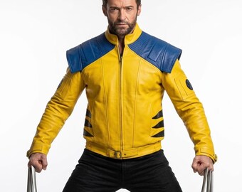 Puede incluir: Una chaqueta de cuero amarilla con paneles azules en los hombros, cuello alto y rayas laterales negras. La chaqueta cuenta con cremallera frontal, cinturón con hebilla en la cintura y emblemas circulares en las mangas. Tres hojas metálicas en forma de garra sobresalen de cada mano.