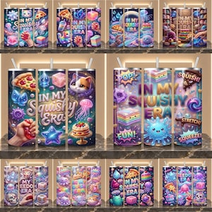 Könnte beinhalten: Eine Sammlung zylindrischer Trinkbecher mit farbenfrohen, lebendigen Designs und dem Text "IN MY SQUISHY ERA". Die Grafiken zeigen verschiedene Squishy-Spielzeuge, Pizzastücke, Kuchen, Katzen, Quallen und Sterne vor einem kosmischen Hintergrund.