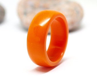 кольцо оранжевой керамикой. оранжевое кольцо. кольцо из оранжевого камня. оранжевое кольцо из пластика. кольцо с сердоликом.