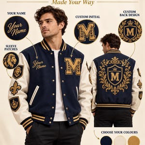 Op de afbeelding: Een marineblauw en crèmekleurig varsity-jack met gouden borduursels, inclusief een aangepaste naam op de borst, een grote initiaal op de voorzijde en een sierlijk embleem op de rug. De mouwen hebben diverse patches en gestreepte boorden.