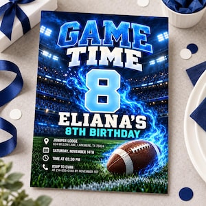 Może przedstawiać: Prostokątne zaproszenie na urodziny z tłem stadionu piłkarskiego i niebieskimi płomieniami. Tekst zawiera napis GAME TIME, cyfrę 8, ELIANA'S 8TH BIRTHDAY oraz szczegóły wydarzenia, w tym lokalizację, datę, godzinę i numer telefonu do potwierdzenia obecności.