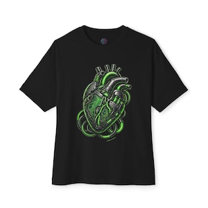 Camiseta Corazón Cibernético Verde | Ropa Techwear Cyberpunk | Anatomía Mecánica | Regalo Programador | Arte Placa de Circuito | Premium