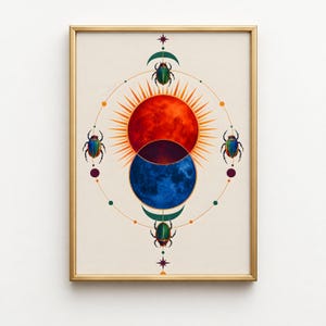 Op de afbeelding: Een ingelijste kunstdruk met een centrale rode zon en blauwe maan die elkaar overlappen, omringd door een dunne cirkelvormige lijn met vier iriserende groene scarabeeën aan de boven-, onder-, linker- en rechterkant, met kleine sterren.