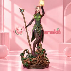 Op de afbeelding: Een fantasy elfenfiguur staand op een gedetailleerde boomwortelbasis. Het personage draagt een groene tuniek, donkerbruine laarzen en handschoenen, en houdt een houten staf met een blauw kristal vast. Eén hand is opgeheven met een gloeiend geel licht.