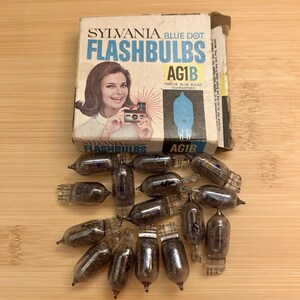 Lot de 15 ampoules flash Sylvania Blue Dot vintage AG1B pour appareil photo. Veuillez lire la note.