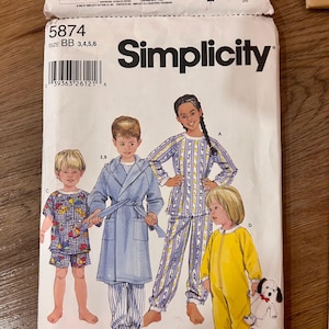 Könnte beinhalten: Ein Simplicity 5874 Schnittmusterumschlag für Kindernachtwäsche in Größe BB 3, 4, 5, 6. Das Cover zeigt Illustrationen von vier Kindern, die ein kurzärmeliges Pyjama-Set, einen Bademantel mit Kapuze, einen langärmeligen Pyjama und einen gelben Strampler tragen.