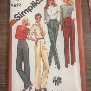 Può includere: Una busta per cartamodello Simplicity 5205 per taglia 12, vita 26,5 pollici. La copertina presenta illustrazioni di quattro outfit con vari pantaloni e camicette, con il testo Fuss Free Fit e la nota Tops not included.