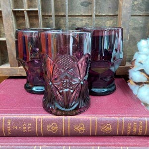 Vintage Amethyst Tumblers: Mismatched Purple Diamond Star Glass Set