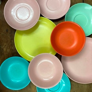 Vintage Mallo-Ware Melamine Dish Set: Mid-Century Modern Plates & Bowls