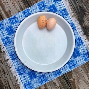 Vintage White Enamelware Pie Pan: Black Rim Farmhouse Kitchen Decor