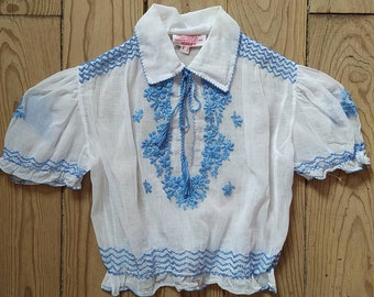 Entzückende ungarische Honig Vintage 1930er 30er Jahre 1940er 40er Jahre Weiß Gaze Kurze Mädchen Kleinkind Schnelle Farbe Bluse + Blaue Blumenstickereien