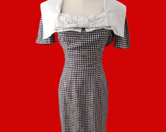 1950er Jahre Gina Glorious Gingham Dress / Vintage 50s Bleck + weißes Wiggle Frock + großer weißer Schleifenkragen