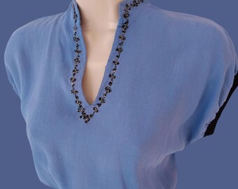 1940s Perfect Periwinkle Pinup Pullover / 40s Vintage Blau Rayon + Schwarz + Grauer Soutache Swirl Pullover