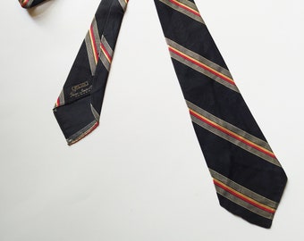 Cravate rayée Sidney Smartest des années 30 / vintage des années 30 noir + crème + rayures rouges en soie rayonne pour homme par Pano Doums Co / Dépression