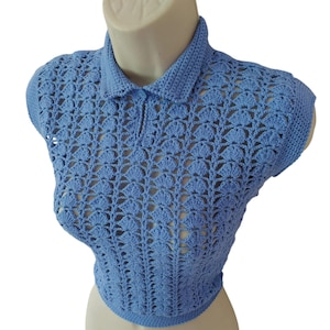 Fräck virkad topp från 1950-talet / Deadstock Vintage 50-tals blå stickad bombshelltröja i mesh från Periwinkle