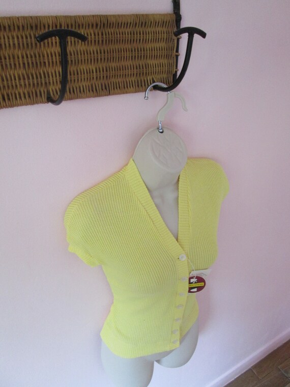 1950s Bad Girl Bonnie Yellow Top | Deadstock Vint… - image 4
