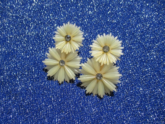 Dazzling Daisy Clips Vintage 1950s 50s Light Yellow C… - Gem