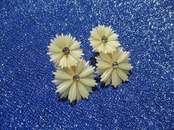 Dazzling Daisy Clips Vintage 1950s 50s Light Yellow C… - Gem
