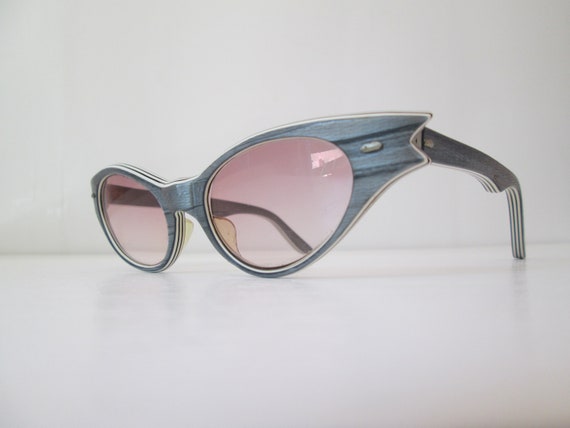 Winged Vintage 1950s 50s Grey Matte w/Black & Whit