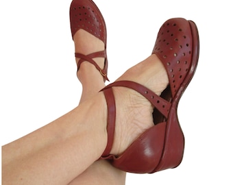 1940s Stunning Swinging Strappy Sandals / Deadstock Vintage 40s Rusty Brown Leather + Cross Ankle Strap Wedges Shoes