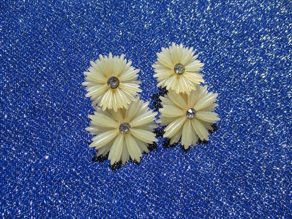 Dazzling Daisy Clips Vintage 1950s 50s Light Yellow C… - Gem