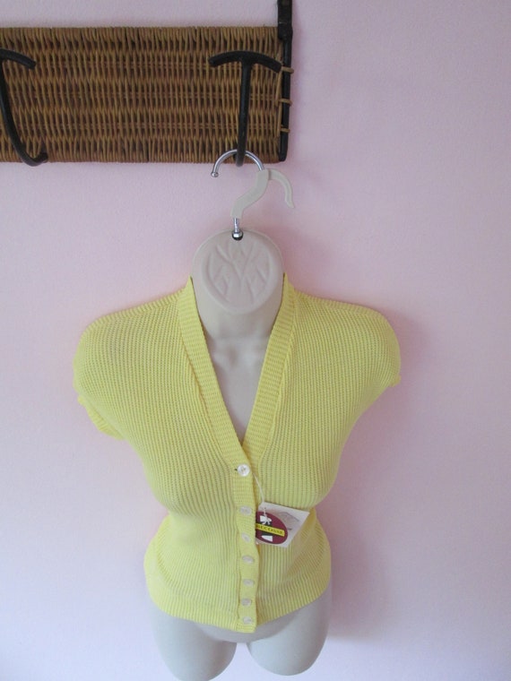 1950s Bad Girl Bonnie Yellow Top | Deadstock Vint… - image 2