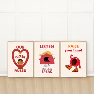 Könnte beinhalten: Drei gerahmte Poster mit cremefarbenem Hintergrund und rotem Text. Das erste zeigt OUR class RULES mit einer Person, die ein Herz formt. Das zweite zeigt LISTEN when others SPEAK mit einer roten Figur. Das dritte zeigt RAISE your hand.