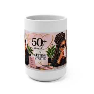 Peut inclure: Un mug en céramique blanche orné d'une illustration graphique représentant une personne aux cheveux tressés portant des lunettes de soleil, tenant un mug avec l'inscription "Girl You Got This". Le design inclut un cœur rose et le texte "50+ and JUST GETTING STARTED".