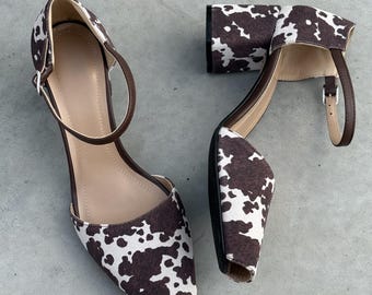 Décolleté in pelle con stampa mucca, scarpe con cinturino alla caviglia marroni e bianche, scarpe con tacco a blocco di tendenza